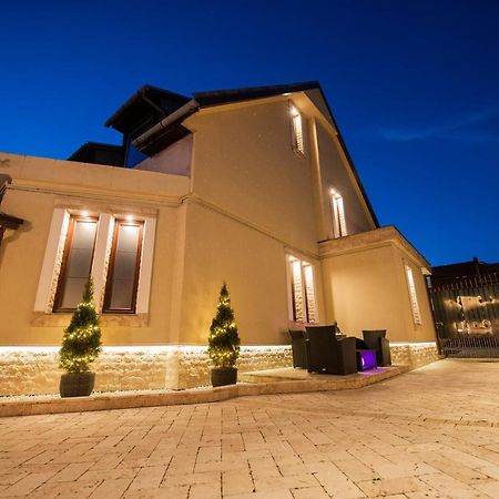 H & V Residence - Split Level Apartment أراد المظهر الخارجي الصورة